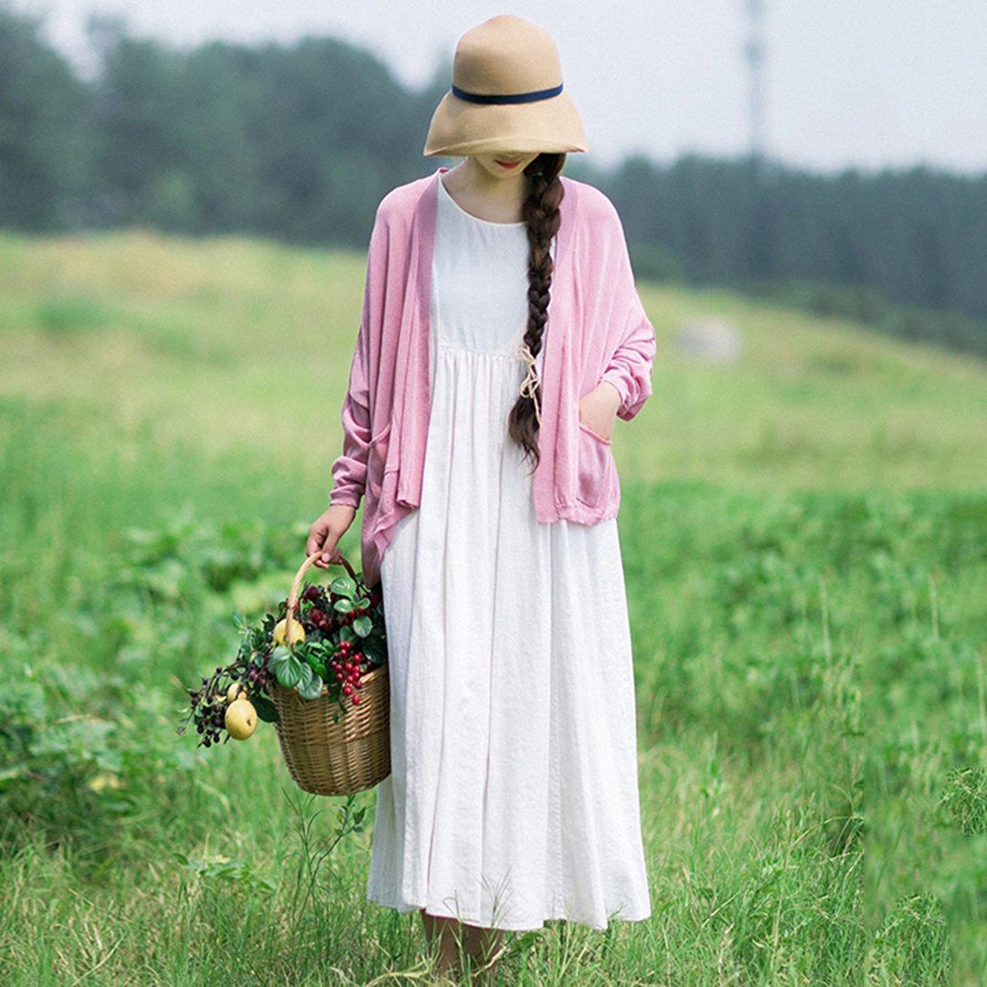 Modisches weißes Leinenkleid im ländlichen Stil mit langen Ärmeln