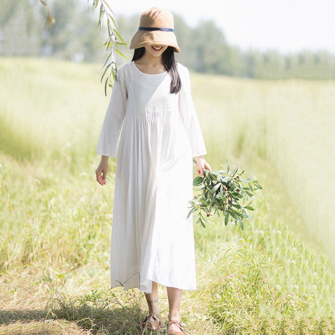 Modisches weißes Leinenkleid im ländlichen Stil mit langen Ärmeln