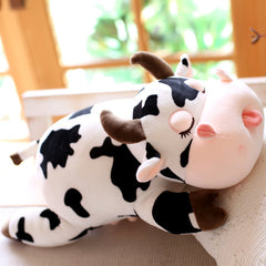 Peluche de vache mignonne endormie en peluche