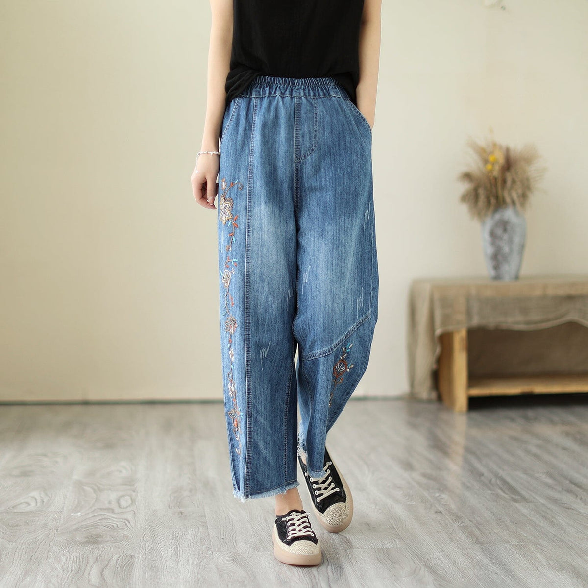 Lässige Sommer-Jeans aus Baumwolle mit weitem Bein und Stickerei